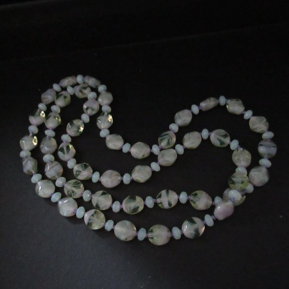 Uranium glass bead necklace - Picture 11 of 12